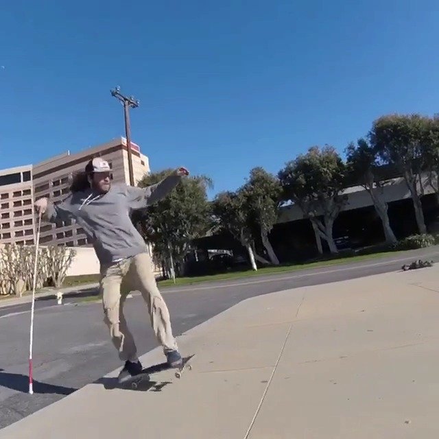 Skateboardista Daniel Mancina řádí na prkně i po ztrátě zraku.