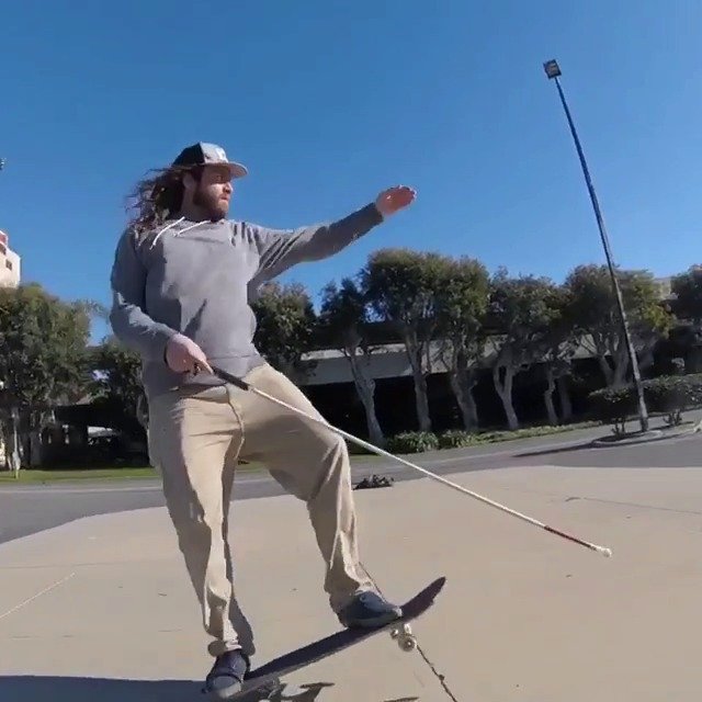 Skateboardista Daniel Mancina řádí na prkně i po ztrátě zraku.