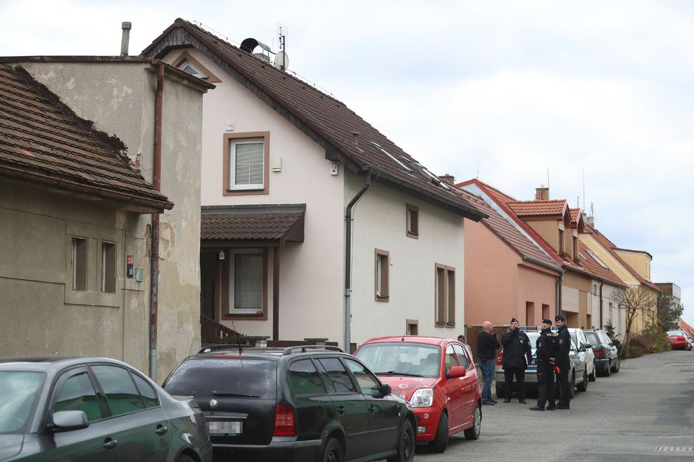 Před domem zesnulého Daniela Nekonečného je neustále policie, na místě byl i koroner.