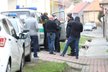 Policie a koroner zasahují na místě, tedy v domě Dana Nekonečného.