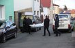 Pohřebáci za pomocí policie vynáší mrtvé tělo Daniela Nekonečného.