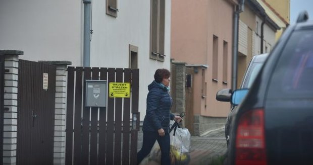 PRAHA-ŘEPORYJE, ČTVRTEK 14:02. Přítelkyně Zuzana a sestra Lenka už směly vyzvednout Danovo oblečení do rakve.