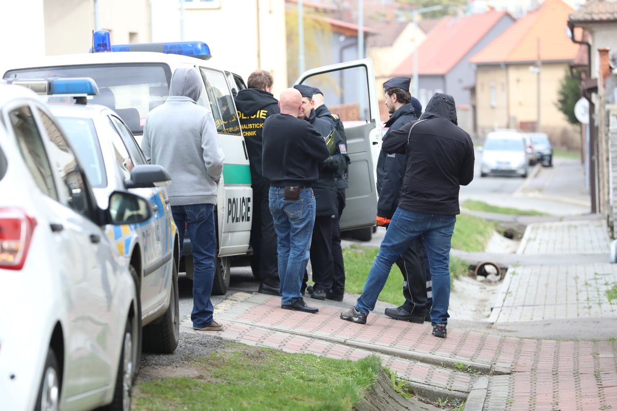 Policie a koroner zasahují na místě, tedy v domě Dana Nekonečného.