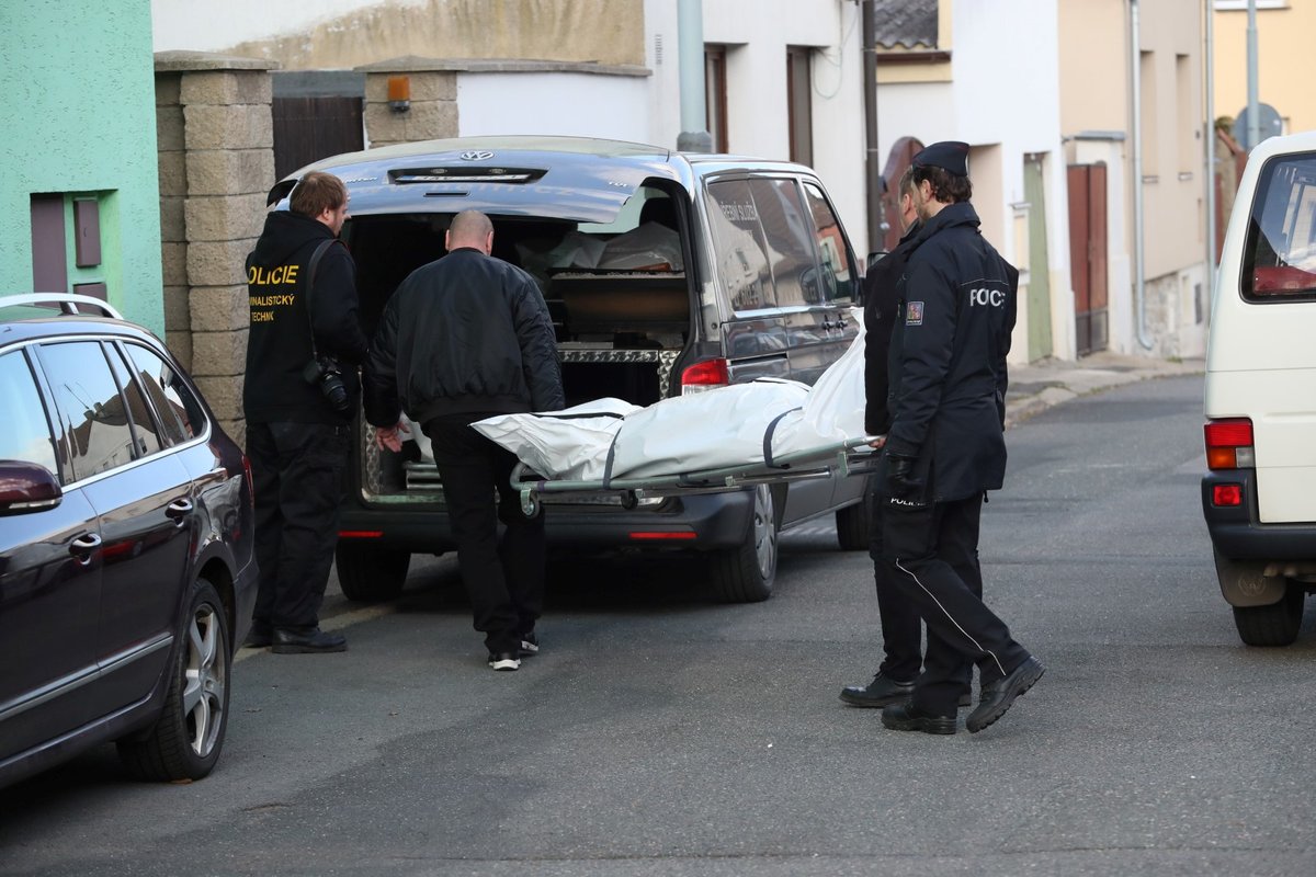 Pohřebáci za pomocí policie vynáší mrtvé tělo Daniela Nekonečného.