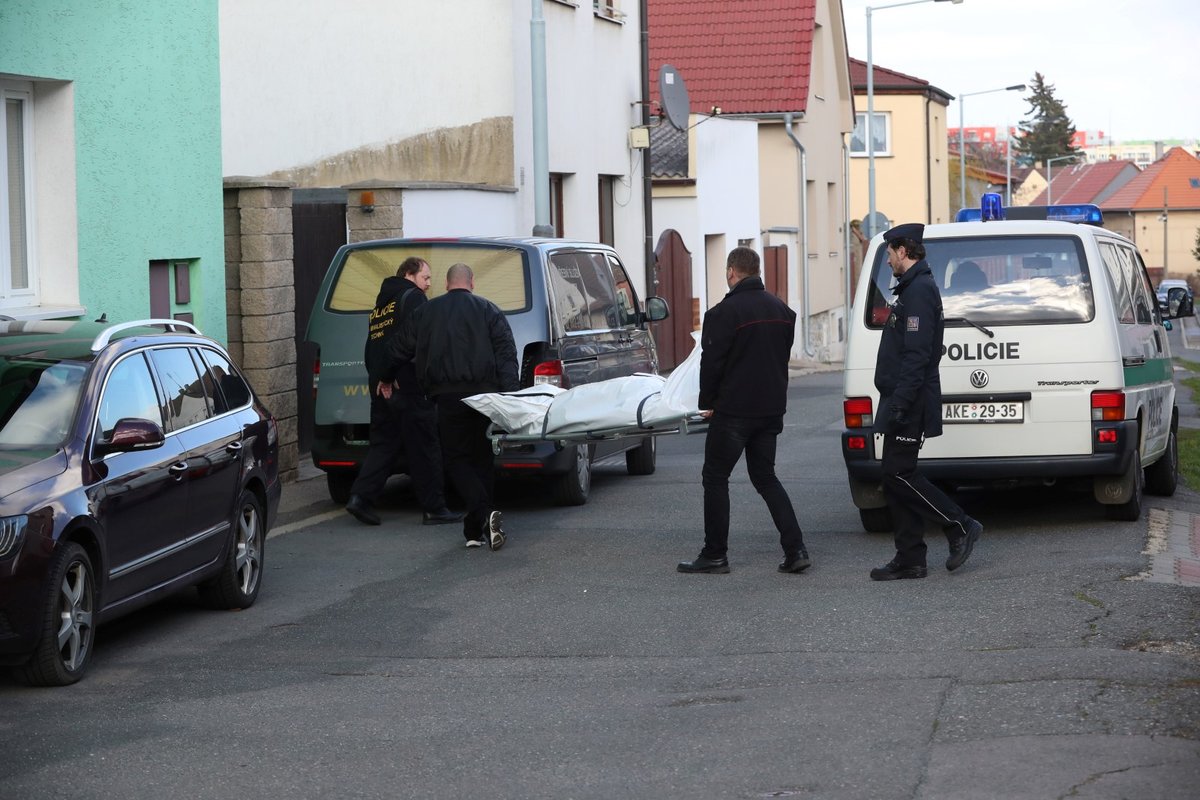 Pohřebáci za pomocí policie vynáší mrtvé tělo Daniela Nekonečného.