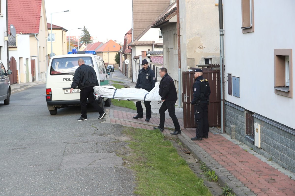 Pohřebáci za pomocí policie vynáší mrtvé tělo Daniela Nekonečného.