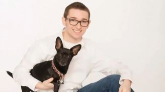 Rodiče vyhodili mladého gaye z domu kvůli jeho orientaci. Lidé mu poslali 100 tisíc dolarů