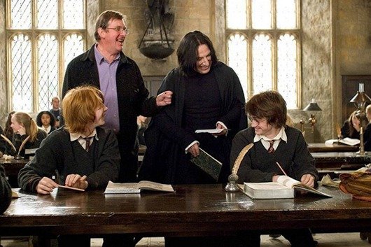 Alan Rickman a Daniel Radcliffe ve filmu Harry Potter.