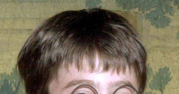 Takhle roztomile Daniel vypadal v roce 2000, když se začal natáčet první díl Harryho Pottera, ságy o kouzelnících...