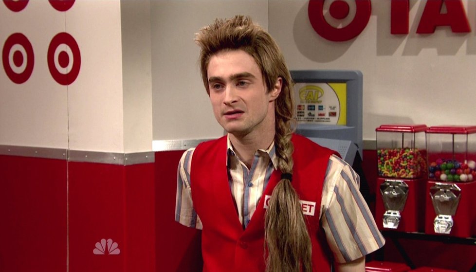 Daniel Radcliffe coby obsluha v bistru