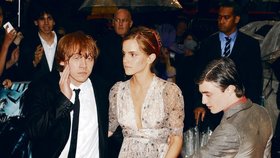 Dešti poručit neuměli: Zleva herci Rupert Grint, Emma Watson a Daniel Radcliffe zmáčeni londýnskou "sprchou"