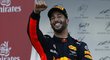 Daniel Ricciardo slaví překvapivý triumf