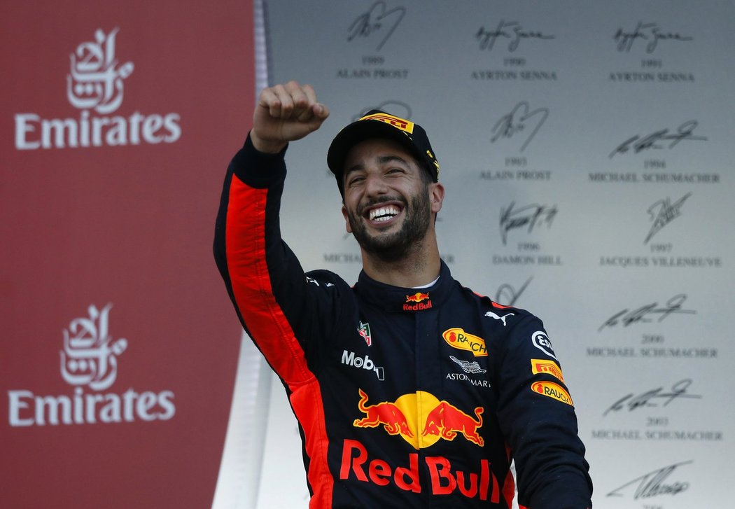 Daniel Ricciardo slaví překvapivý triumf