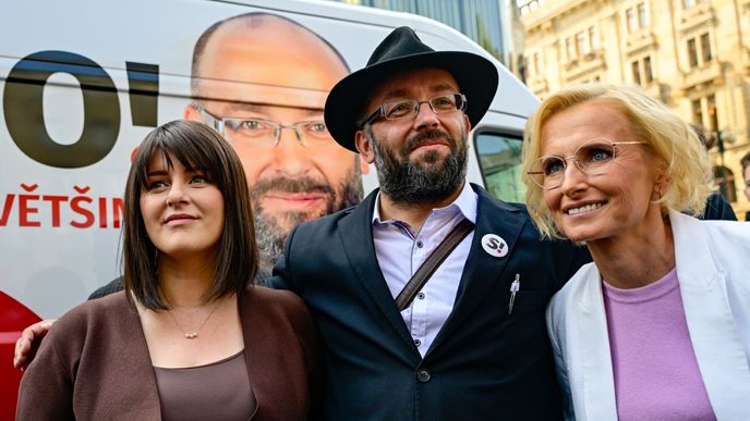 Lídři Stačilo!: Předsedkyně SOCDEM Jana Maláčová, šéf hnutí Stačilo! Daniel Sterzik a předsedkyně KSČM Kateřina Konečná. Lídři Stačilo!: Předsedkyně SOCDEM Jana Maláčová, šéf hnutí Stačilo! Daniel Sterzik a předsedkyně KSČM Kateřina Konečná.