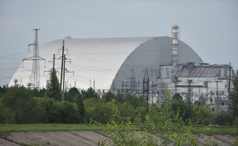 Nový sarkofág nad vybuchlým reaktorem v Černobylu.