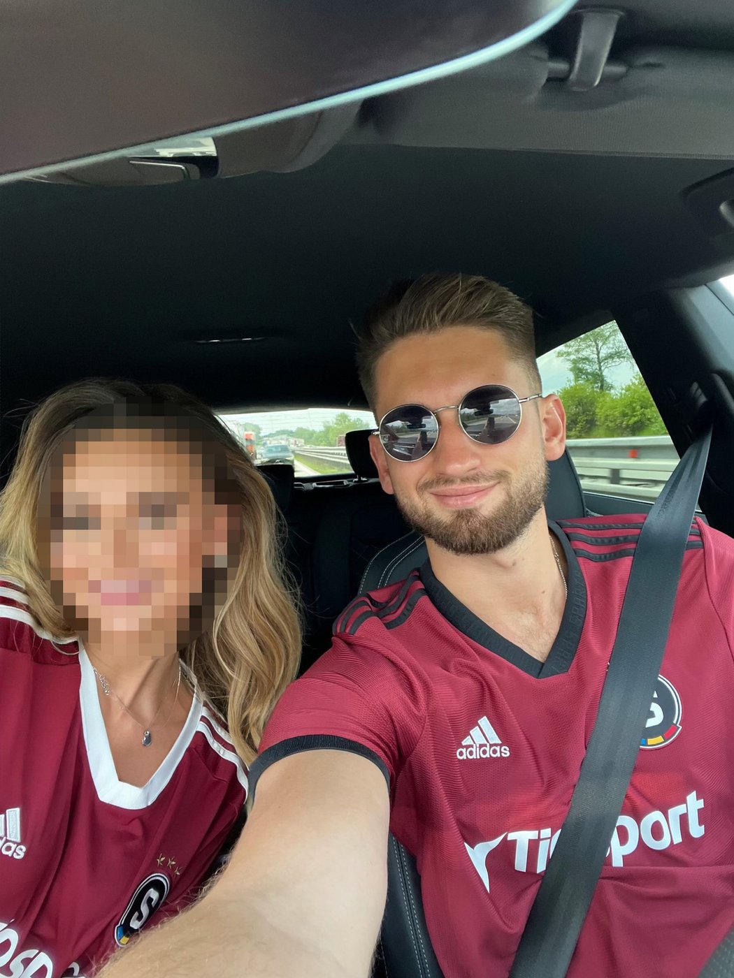 Ještě 23. května jel Daniel Vladař na fotbal se snoubenkou!