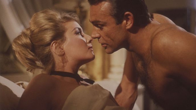 Daniela Bianchi si zahrála bondgirl po boku Seana Conneryho. Tvůrci ji ale zabírali hlavně od pasu nahoru, protože se smáli jejím velkým bokům a kroutivé chůzi.