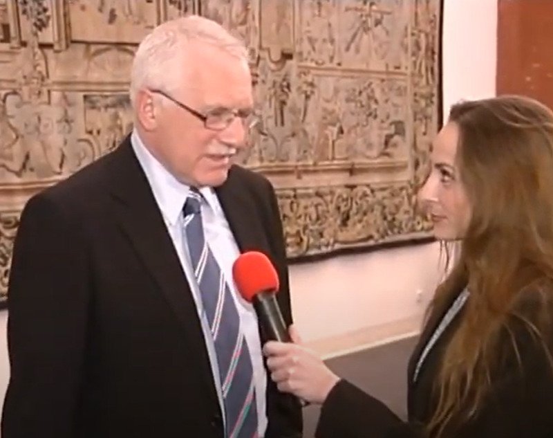 Daniela Krhutová a Václav Klaus v klipu k písni Chemie vášní