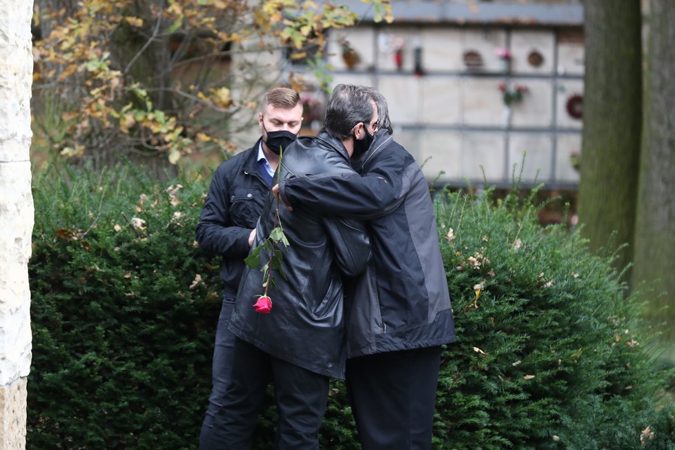 Smuteční hosté na pohřbu herečky Daniely Krhutové