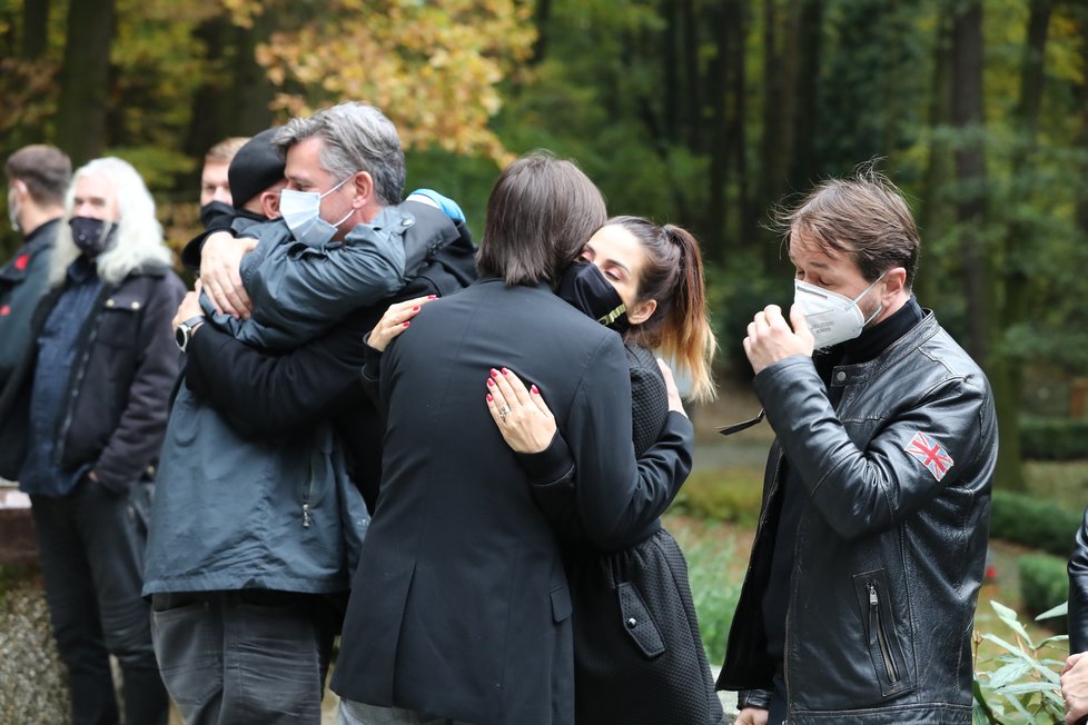 Smuteční hosté na pohřbu herečky Daniely Krhutové - Eva Decastelo a Vlasta Korec