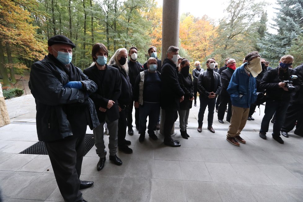 Smuteční hosté na pohřbu herečky Daniely Krhutové