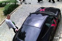 Vandal, který zničil Landovi auto, má smůlu: Policie po něm jde i po stažení obvinění