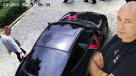 Neznámý vandal zničil auto zpěváka Daniela Landy.