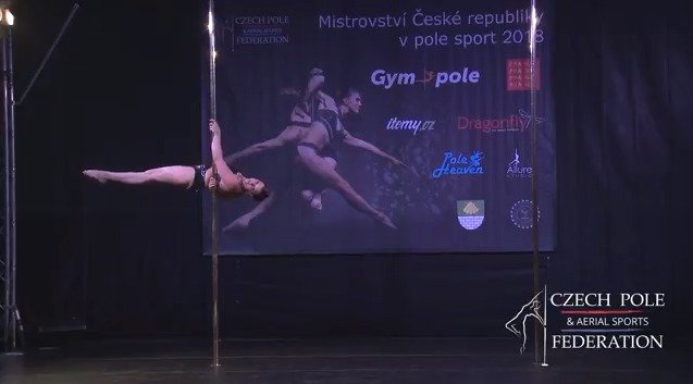 Daniela Pecinová při vystoupení na mistrovství ČR v para pole dance