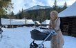 Tereza Ramba s miminkem při natáčení pohádky