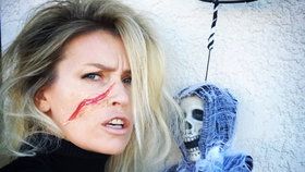 Daniela Peštová (47) neměla v lásce Halloween, když se přestěhovala do Ameriky, jak píše u této fotky na Instagramu. Připadalo jí hloupé, aby se dospělí převlékali do kostýmů, a fakt, že není "párty holka", tomu nepřidával. Jak je ale vidět, nakonec kouzlu strašidelného svátku podlehla, i díky dětem.