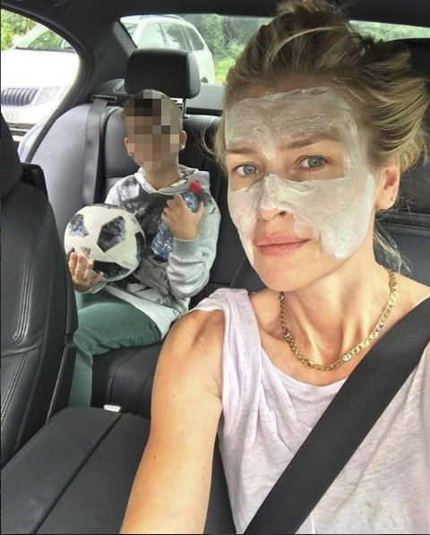 Daniela Peštová vyrazila do ulic v pleťové masce, když vezla syna na fotbal.