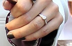 Na prstu se Daniele leskne obrovský diamant, zřejmě zásnubní prsten.