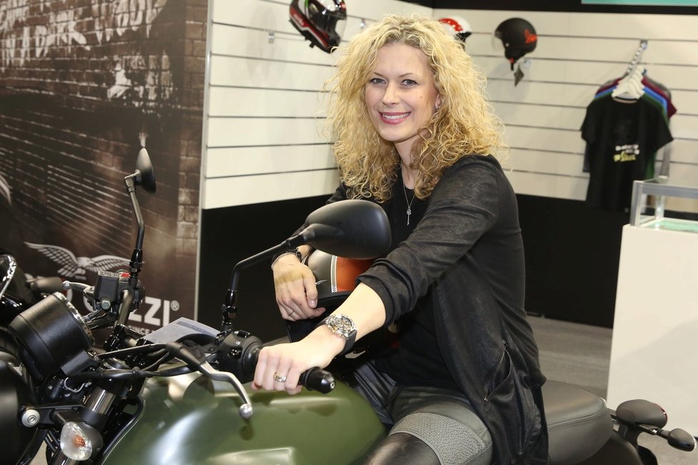 Kateřina Stočesová také   pózovala na zahájení Motosalonu.