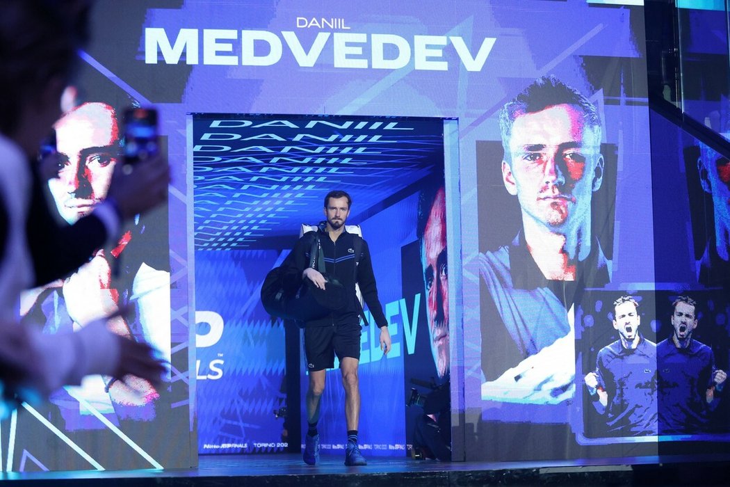 Medveděv se za kolegou kabonil, neboť jeho nemístný vtípek očividně moc nepochopil…