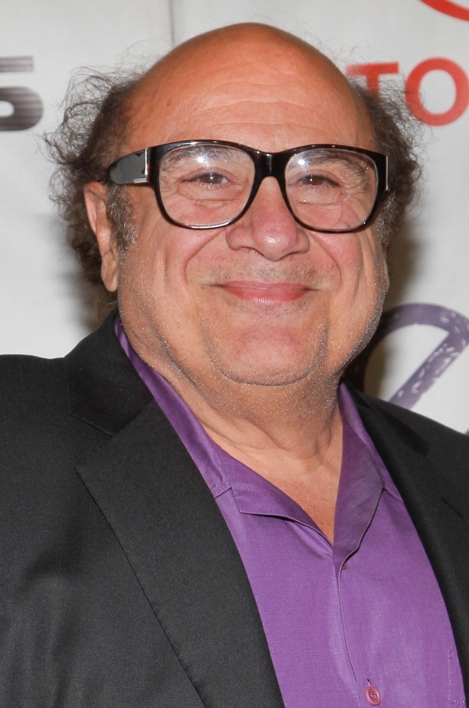 Danny DeVito: Miloš Skvostný! Uctěte jeho památku zapálením dobrého doutníku, pozvednutím číše a výkřikem HOVNO, HOVNO, HOVNO!