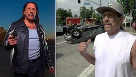 Herec Danny Trejo pomáhal při autonehodě