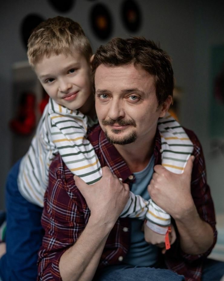 Dano Heriban a Krištof Kelíšek v seriálu z dětské nemocnice Červené pásky (2020)