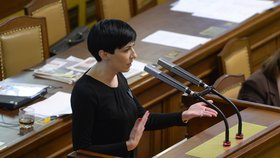 Markéta Adamová (TOP 09) u řečnického pultíku. Sněmovna řešila bod „Daňové podvody ministra financí“.