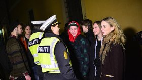 Policisté kontrolují dánské studenty, zda někdo z nich nepopíjá v barech nezletilý.