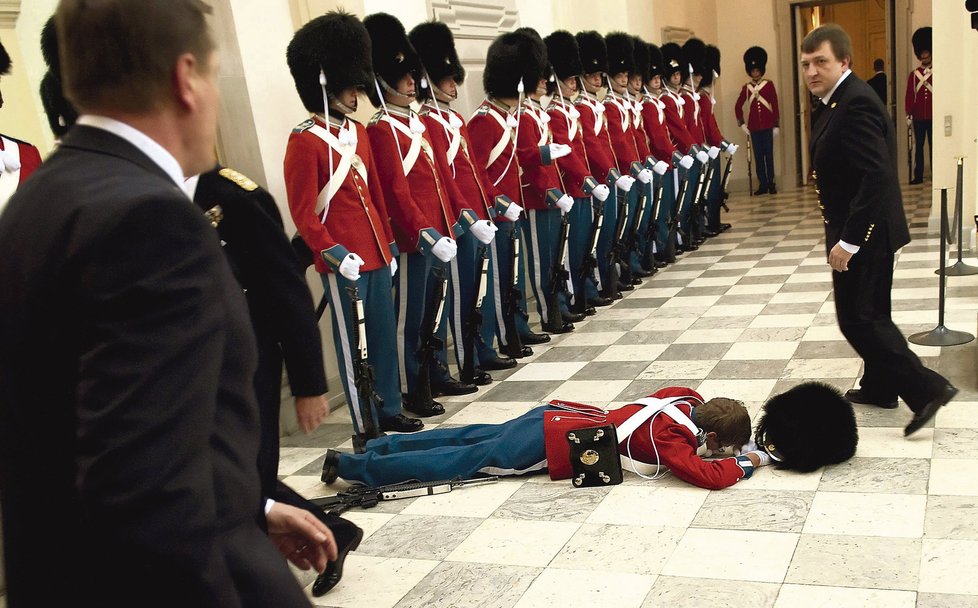 Člen dánské královské gardy padl k zemi jako podťatý, už odpočíval v kasárnách.