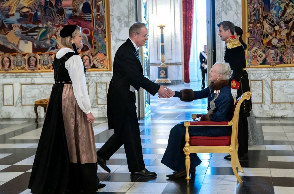 Dánská královna Markéta II. vítá islandského velvyslance v Dánsku Benedikta Jonssona a jeho manželku Adalheidur Oskarsdottir na zámku Christiansborg v Kodani, během novoroční recepce pro diplomatický sbor v Dánsku dne 3. ledna 2019 .