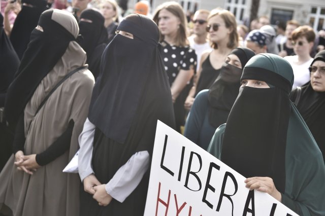 Ženy v burkách volající po svobodě oblékání