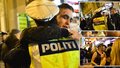 Takhle pomáhají dánští policisté svým českým kolegům. S mladými opilci se objímají, fotí a půjčují jim čepici