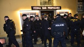 Policisté v noci zkontrolovali desítky pražských barů.