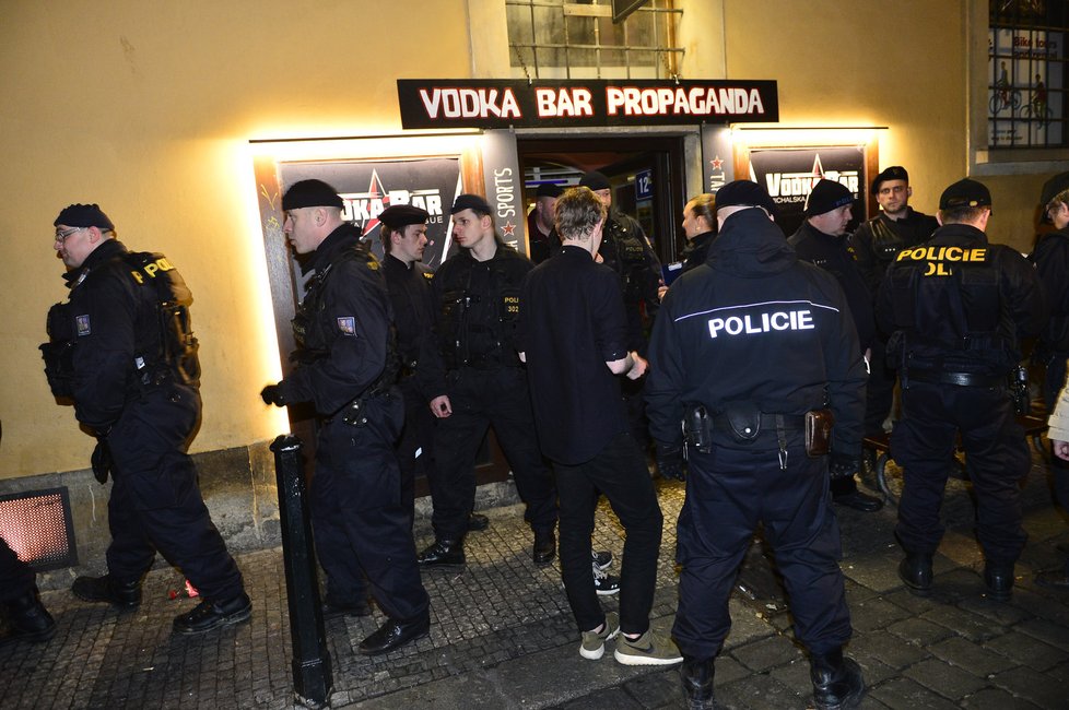 Policisté v noci zkontrolovali desítky pražských barů