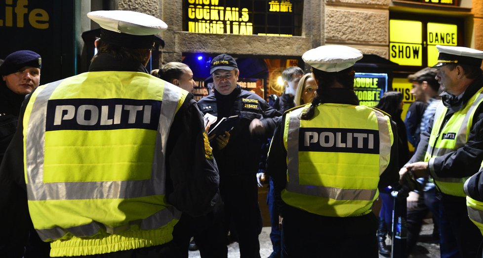 Policisté během zásahu zadrželi nejméně pět lidí