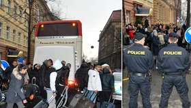 Loni Dánové v Praze zdemolovali několik hotelových pokojů. Na jejich přesuny po metropoli dohlížela policie