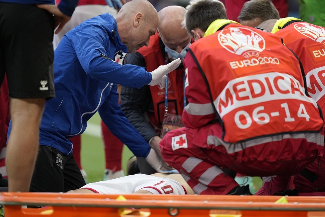 Christian Eriksen zkolaboval, medikům se podařilo přivést ho k vědomí. Ze stadionu byl okamžitě převezen do nemocnice. Později se podrobil operaci
