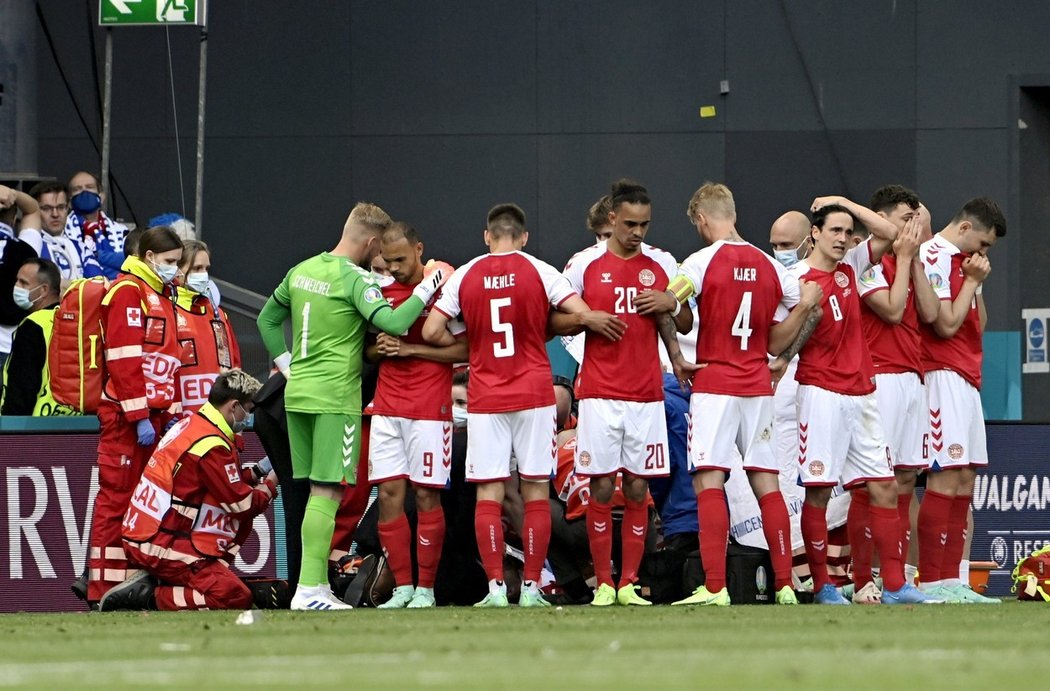 Dánský záložník Christian Eriksen zkolaboval v průběhu utkání  mezi Dánskem a Finskem na letošním EURO
