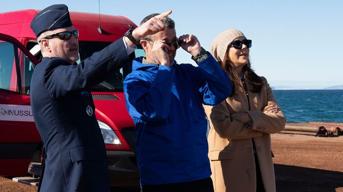 Dánský král Frederik s chotí Mary na exkurzi na základně amerických vesmírných sil Pituffik v Grónsku (29. 6. 2024). Dánský král Frederik s chotí Mary na exkurzi na základně amerických vesmírných sil Pituffik v Grónsku (29. 6. 2024).